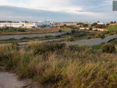 ...che sorge proprio a ridosso del Canale Lamasinata, tratto della lama omonima rinforzato da argini artificiali